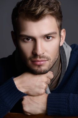 Yakın çekim yakışıklı bir genç adam cesur erkeksi yüz portresi. Erkek güzellik, kozmetik.