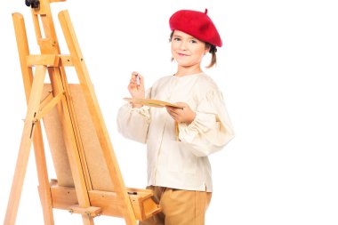 Bir resim boyama olumlu bir kız portresi. Yaratıcılık, sanatçı.