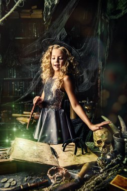 Güzel büyüleyici küçük cadı onu ininde çağrıştırıyor. Cadılar Bayramı. 