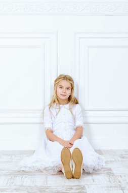 Beyaz elbiseli kız.