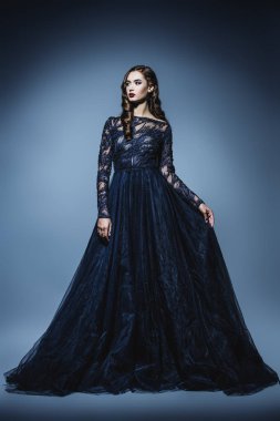 Güzel esmer bir bayanın uzun bir portresi. Gece elbisesi. Moda, güzellik.