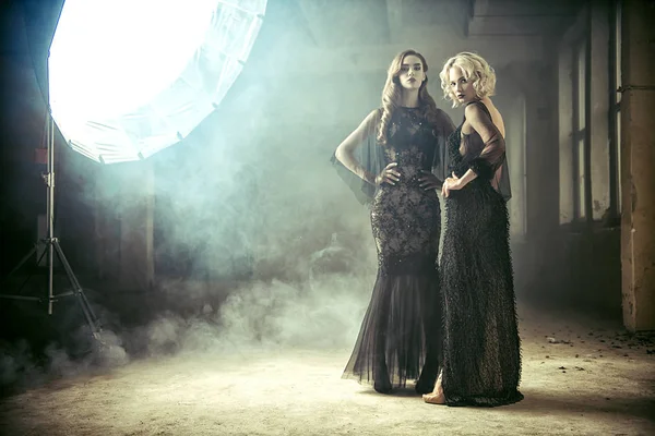 Abiye iki çekici kadınlar. Şık moda.