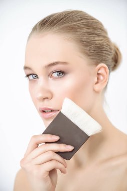 Makyaj fırça uygulama güzel bir genç kadının portresi. Güzellik, kozmetik makyaj.