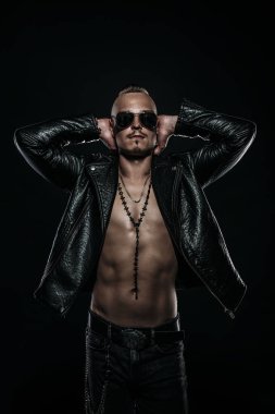 Deri ceketli acımasız bir yakışıklı adam portresi. Rocker, serseri. 