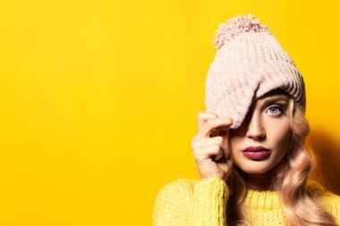 Studio poz bir moda parlak Bayan portresi. Kadınlar için moda.