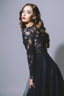 Stüdyoda güzel siyah saçlı bir kadının portresi. Gece elbisesi. Moda, güzellik.
