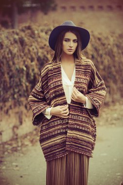 Moda vurdu. Bir şehirde boho giysili şık genç kadın. Etnik, boho stili.