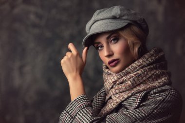 Studio grunge arka plan üzerinde poz bir moda parlak Bayan portresi. Kadınlar için moda.