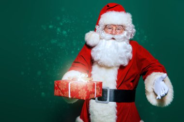 Noel Baba hediye kutusu tutarak portresi. Mutlu Noeller ve mutlu yeni yıl!