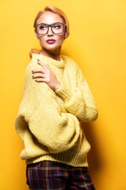 Gözlüklü sarı parlak güzel bir Bayan portresi. Rahat moda, Güzellik, optik.