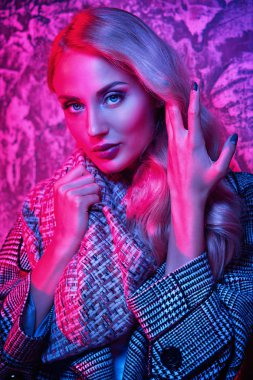 Stüdyoda poz veren şık ve zeki bir kadının portresi. Kadınlar için moda. Parlak ışık.