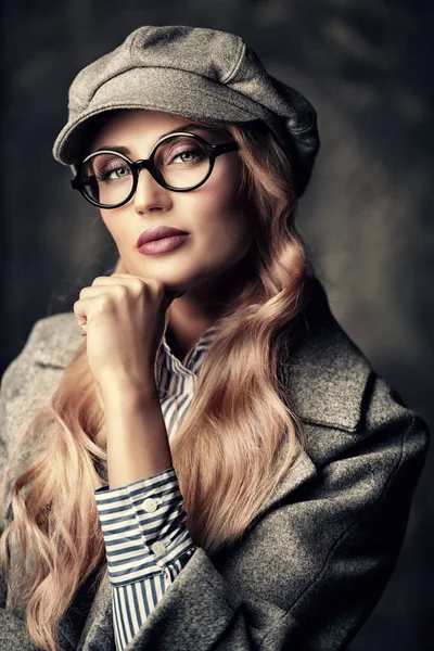 Studio grunge arka plan üzerinde poz bir moda parlak Bayan portresi. Kadınlar için moda.