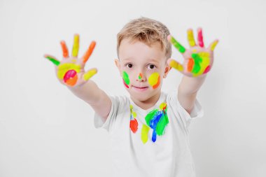 Bir portre renkli boyalar şirin bir çocuk. Çocukluk, boş zaman aktiviteleri.