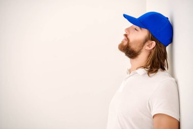 Rahat kıyafetler olumlu genç adam. Beyaz arka plan. 