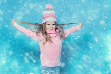 Bir portre studio poz güzel şirin bir kız. Çocuklar için güzellik, sonbahar ve kış moda.