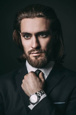 Yakın çekim portre şık giysiler içinde sakallı yakışıklı bir genç adam. Erkek güzellik, moda. Saç şekillendirme, berber. 