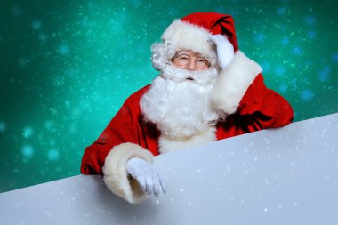 Noel Baba beyaz duvarın arkasından bakarak portresi. Mutlu Noeller ve mutlu yeni yıl!