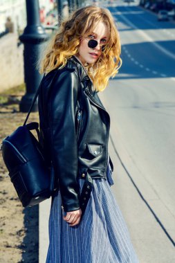 Bir şehir sokakta duran Modern Genç kadın. Güzellik, şehir moda.