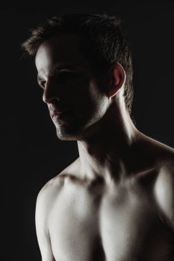 Bir Studio yakışıklı atletik bir adam portresi. Moda, güzellik kavramı.