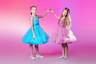 İki küçük kızlar güzel festival elbiseler giymiş güzel. Çocuk moda kavramı.