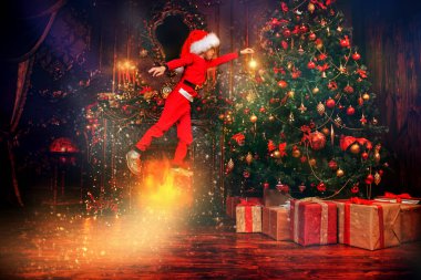 Bir genç çocuk sinek ve Noel ağacı süsleme. Mutlu Noeller ve mutlu yeni yıl. Mucizeler için zaman.
