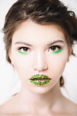 Kalıcı makyaj ve kozmetik kavramı. Güzellik parlak kalıcı makyaj ile cinsel bir kadın portresi. Beyaz arka plan.