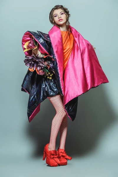 Vogue bir kadın model stüdyoda poz bir kadeh. Moda koleksiyonu. Beyaz arka plan üzerinde tam uzunlukta portre.