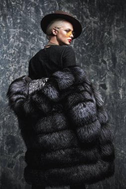 Çok güzel sarışın kadın lüks kürk manto ve şapka poz. Moda, güzellik. Stüdyo vurdu.