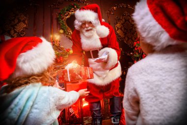 Noel Baba evde çocuklara hediyeler veriyor. Mutlu Noeller ve mutlu yıllar. Mucize zamanı..