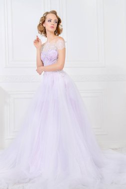 Sevimli gelin kadın yemyeşil bir etek ile güzel bir gelinlik. Lüks daireler.