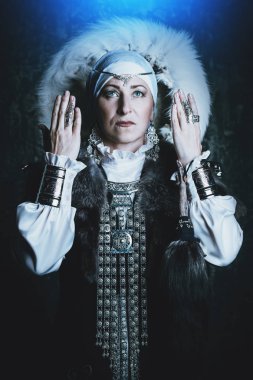 Bir kürk başlıklı Yaşlı bir yerli kadın portresi. Ulusal bir kostüm. Olgun Bayan.