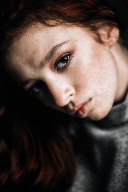 Yakın çekim grunge arka plan üzerinde uzun dalgalı kırmızı saçlı bir on beş yaşındaki kız portresi. Güzellik, moda.