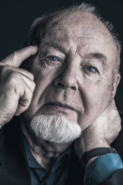 Portre siyah arka plan üzerinde eski dostum. Yaşlılık kavramı.