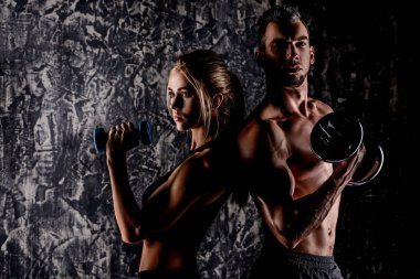 İki kas gençlerin dumbbells ile yapıyor. Fitness, vücut geliştirme. Etkin, sağlıklı yaşam tarzı.
