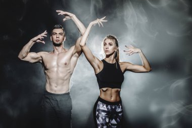 Güzel spor organları ile kas gençlerin portresi. Fitness, vücut geliştirme. Sağlık.