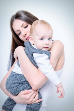 Mutlu genç bir anne ile küçük bebeği portresi. Aile kavramı. Sağlık, Pediatri.