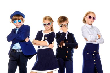 Grup modern çocuk okul üniforması ve güneş gözlüğü poz. Okul moda. Beyaz arka plan üzerinde izole.