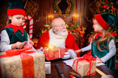 Noel Baba evde çocuklara hediyeler veriyor. Mutlu Noeller ve mutlu yıllar. Mucize zamanı..
