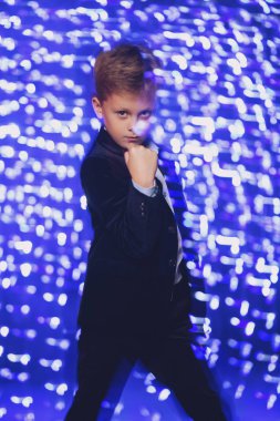 Neşeli hoş çocuk portresi. Festival kıyafetler. Çocuklar için moda.