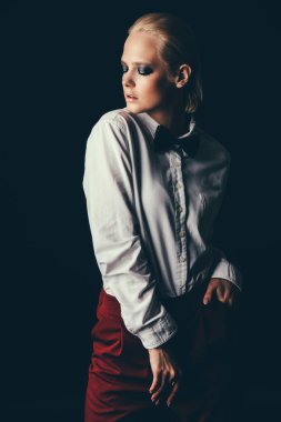 Güzel kadın model beyaz gömlek ve kırmızı pantolon Studio poz Koyu makyajlı. Güzellik, moda ve kozmetik kavramı.