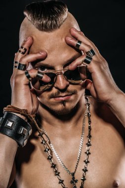 Çıplak gövde ile acımasız bir yakışıklı adam portresi. Erkek güzellik, sağlık. Rocker, serseri. 