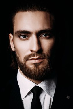 Yakın çekim portre şık giysiler içinde sakallı yakışıklı bir genç adam. Erkek güzellik, moda. Saç şekillendirme, berber. 