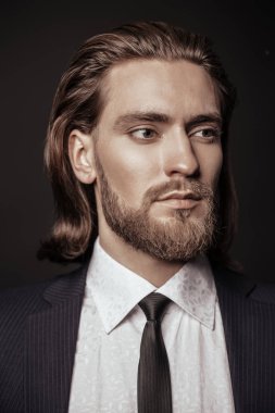 Yakın çekim portre şık giysiler içinde sakallı yakışıklı bir genç adam. Erkek güzellik, moda. Saç şekillendirme, berber. 