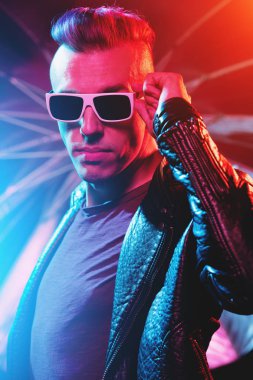 Çılgın disko adam portresi. Parti, disko. Renkli ışık.