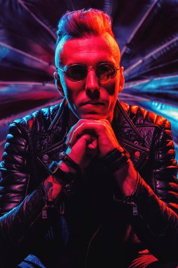 Çılgın disko adam portresi. Parti, disko. Renkli ışık.