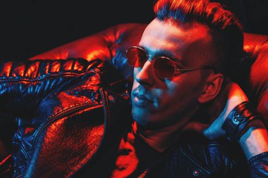 Çılgın disko adam portresi. Parti, disko. Renkli ışık.