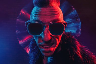 Çılgın disko adam portresi. Parti, disko. Renkli ışık.
