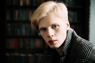 Kareli ceket odasında sarışın bir adam portresi. Moda vurdu. Erkek güzelliği, moda. 