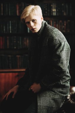 Kareli ceket odasında sarışın bir adam portresi. Moda vurdu. Erkek güzelliği, moda. 