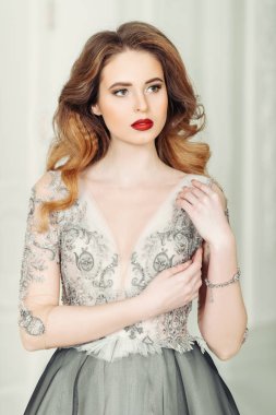 Çırpınan gelinlik bir güzel zarif kadın portresi. Moda, gelinlik.